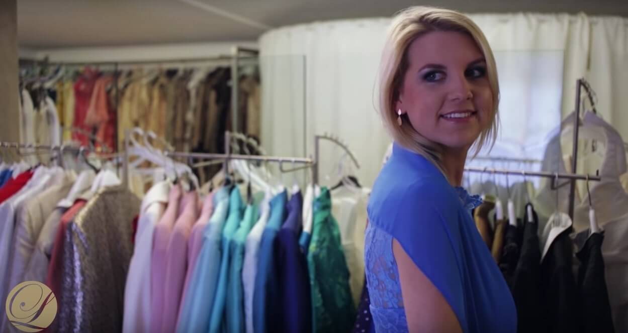 Eine Frau mit blauem Kleid im Braut- und Festmodengeschäft Lauretta Schmitz in Roetgen Nähe Aachen.